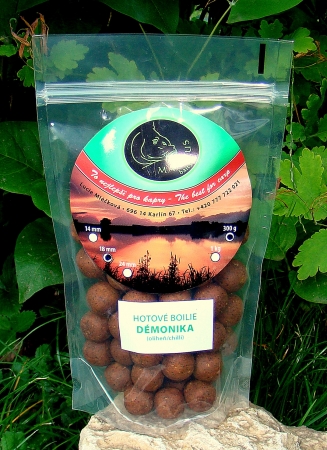 Boilie Démonika 300 g (oliheň/chilli)